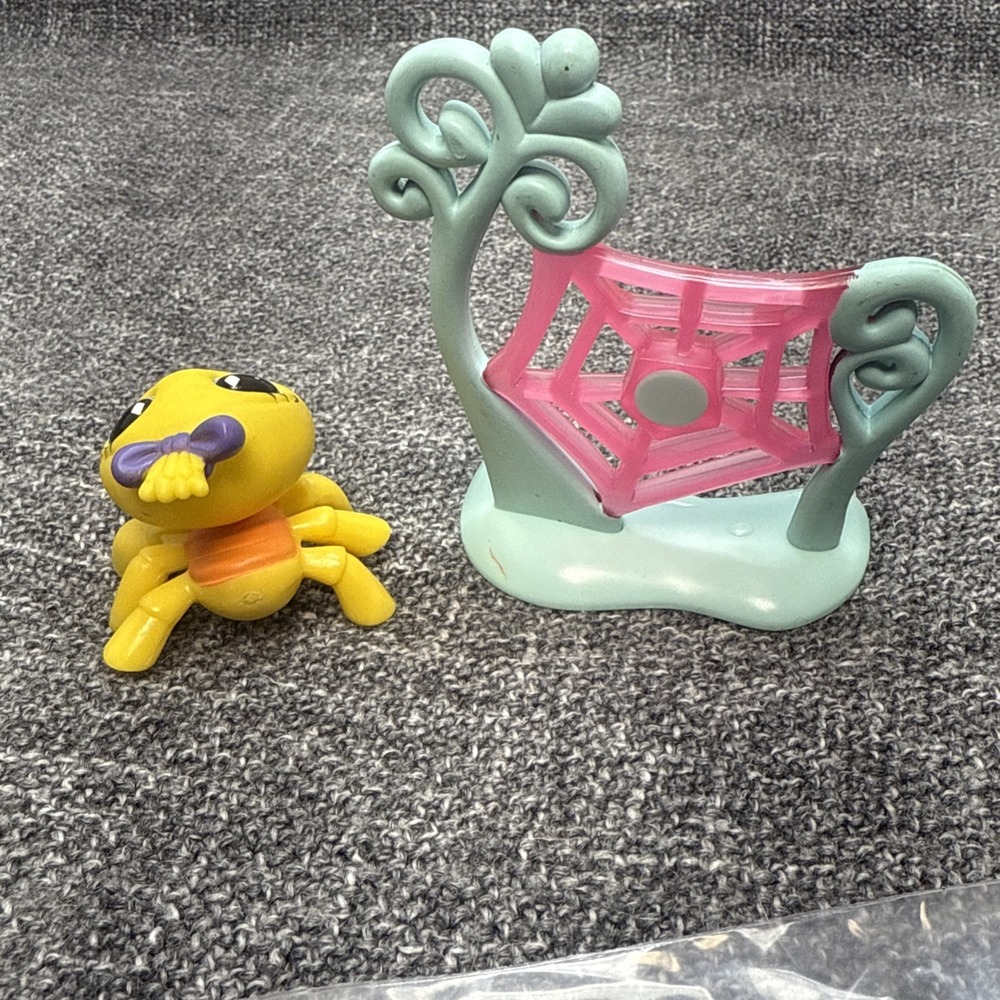 Littlest Pet Shop Spider Yellow Diamond Eyes #593 with Spiderweb Authentic LPS - Picture 2 of 11